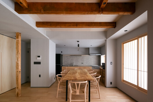 Maki no Yado Miyakojima Riverside / Coil Kazuteru Matumura Architects - Interior Photography, Kitchen, Wood, Chair, Beam