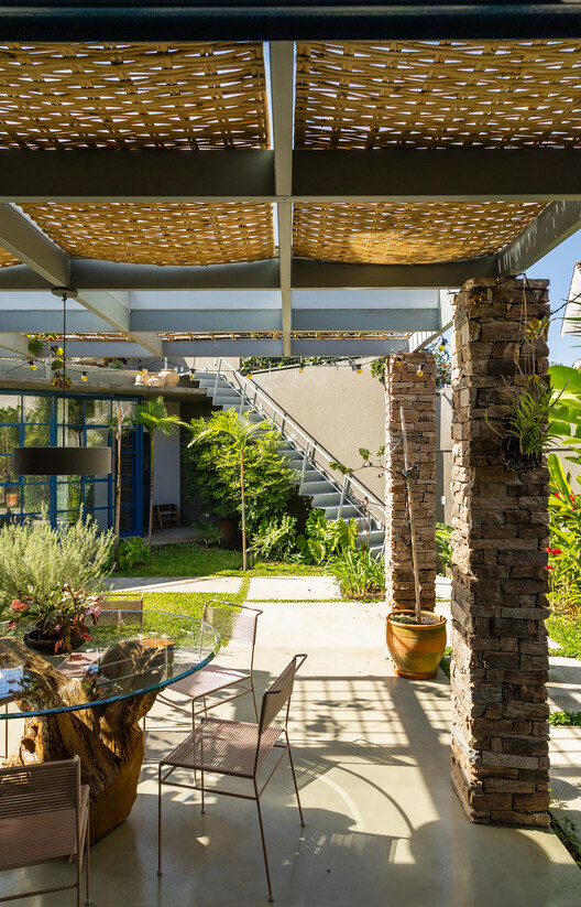 Curupaiti House / Gil Mello Arquitetura - Exterior Photography, Garden, Beam, Chair, Patio, Courtyard