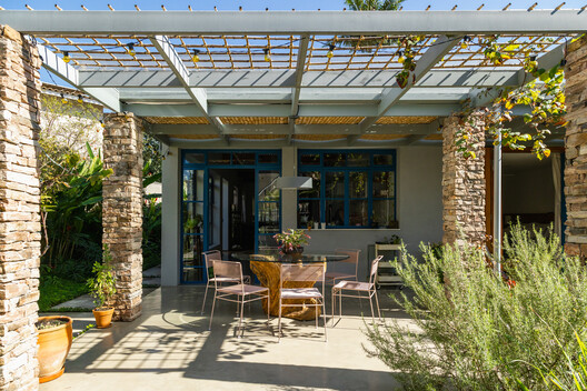 Curupaiti House / Gil Mello Arquitetura - Exterior Photography, Wood, Beam, Chair, Garden, Patio