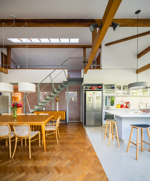 Curupaiti House / Gil Mello Arquitetura - Interior Photography, Wood, Chair, Lighting, Table, Kitchen