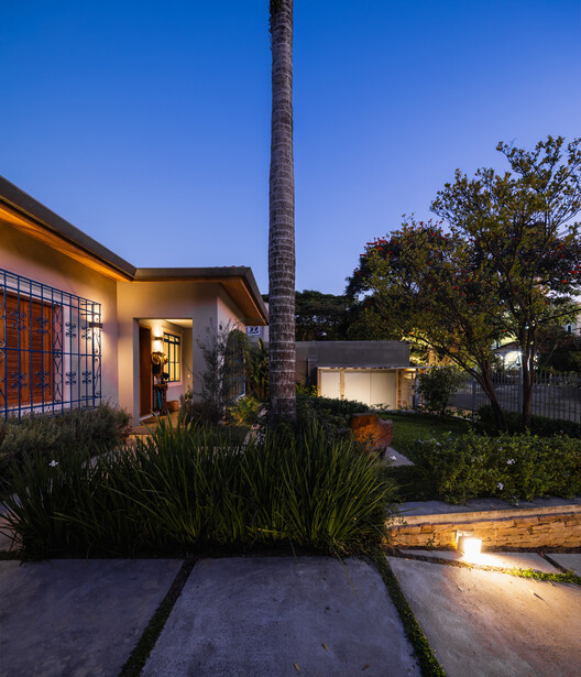 Curupaiti House / Gil Mello Arquitetura - Exterior Photography, Garden, Courtyard, Concrete