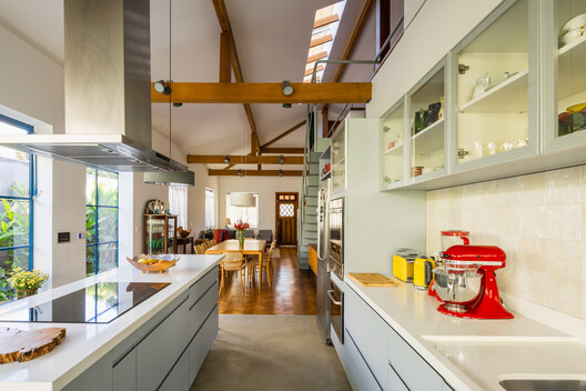 Curupaiti House / Gil Mello Arquitetura - Interior Photography, Kitchen, Countertop, Wood, Lighting, Chair