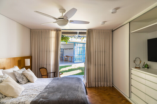 Curupaiti House / Gil Mello Arquitetura - Interior Photography, Bedroom, Bed, Lighting