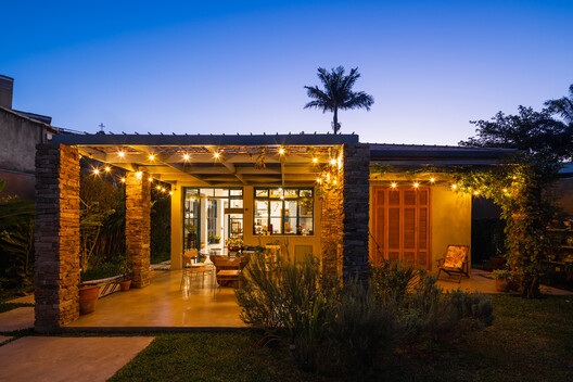 Curupaiti House / Gil Mello Arquitetura - Exterior Photography, Wood, Door, Courtyard, Patio