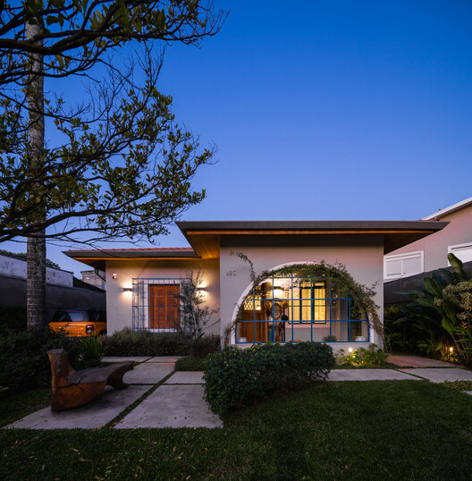 Curupaiti House / Gil Mello Arquitetura - Exterior Photography, Door, Garden, Concrete, Courtyard