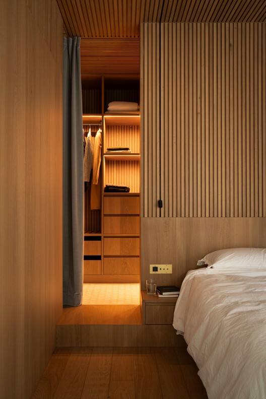 Casabella di Como / Tuckey Design Studio Casabella di Como / Tuckey Design Studio - Interior Photography, Bedroom, Wood, Lighting, Bed, Closet