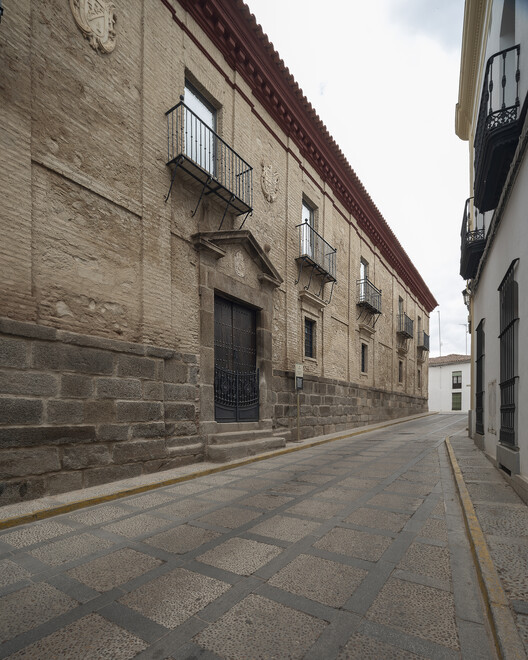 Renovation of the Jesuit School / DUNAR arquitectos + TRAX - Exterior Photography, Door, Concrete
