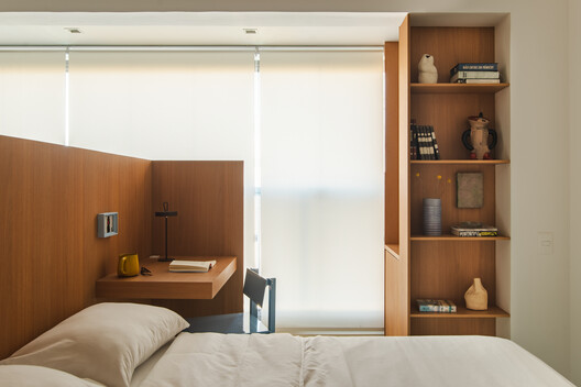 Studio Zero Um / Relevo Arquitetura - Fotografia de Interiores, Dormitório, Madeira, Cama, Prateleira, Iluminação