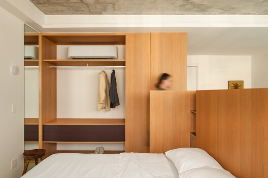 Studio Zero Um / Relevo Arquitetura - Fotografia de Interiores, Madeira, Iluminação, Porta, Cama, Armário, Dormitório