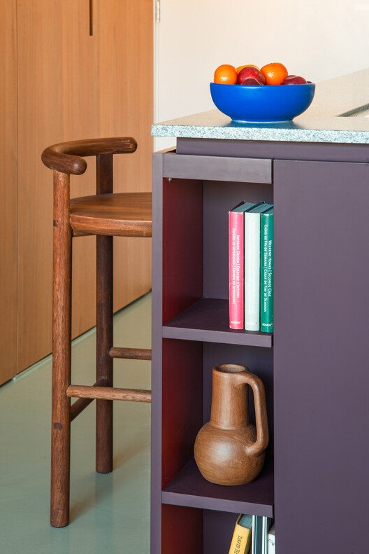 Studio Zero Um / Relevo Arquitetura - Fotografia de Interiores, Madeira, Prateleira, Cadeira