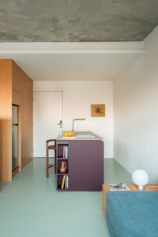 Studio Zero Um / Relevo Arquitetura - Fotografia de Interiores, Cozinha, Madeira, Bancada, Cadeira