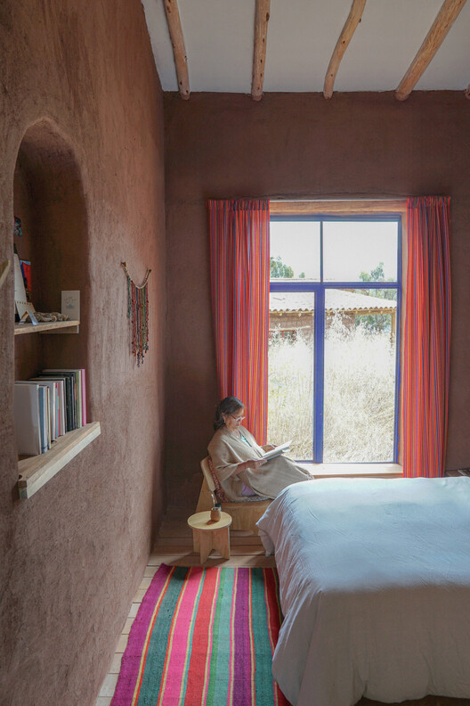 Vivienda y alojamiento rural - Dormis Donata / Taller MACAA (Misión de Arquitectura, Construcción y Arte en los Andes) - Fotografía interior, Dormitorio, Camas