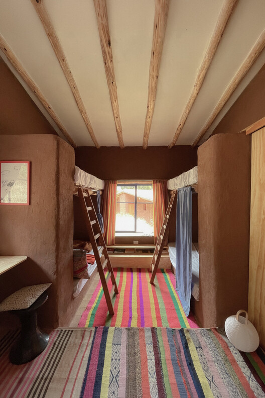 Vivienda y alojamiento rural - Dormis Donata / Taller MACAA (Misión de Arquitectura, Construcción y Arte en los Andes) - Fotografía interior, Madera, Sillas, Dormitorio