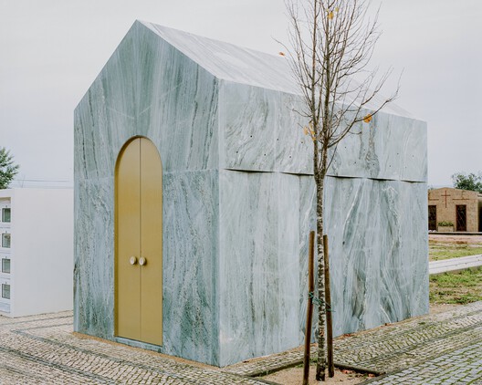 Family Tomb in Coimbra / Comoco Arquitectos - Exterior Photography