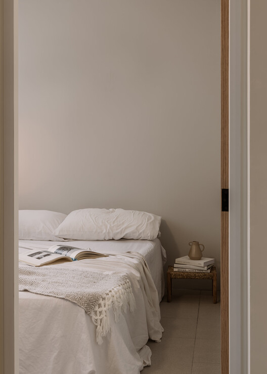 Conjunto Habitacional PETÉN / REIMS 502 - Fotografía interior, Dormitorio, Madera, Camas, Iluminación, Puerta