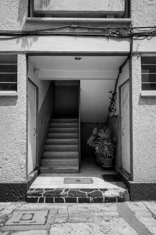 Conjunto Habitacional PETÉN / REIMS 502 - Fotografía interior, Escaleras, Barandas, Puerta, Concreto