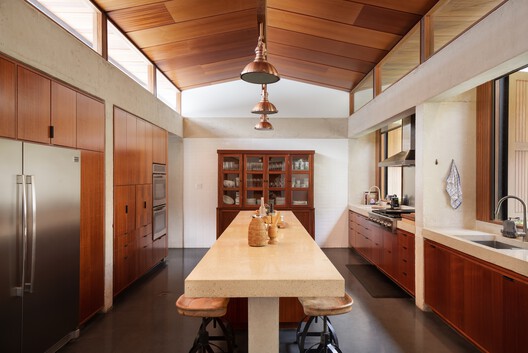 Nature Conservancy Lodge  / Toro Ferrer Arquitectos - Fotografía interior, Cocina, Madera, Encimera, Iluminación, Fijación Vigas