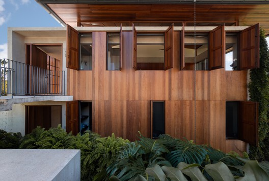 Nature Conservancy Lodge  / Toro Ferrer Arquitectos - Fotografía interior, Dormitorio, Madera, Balcón