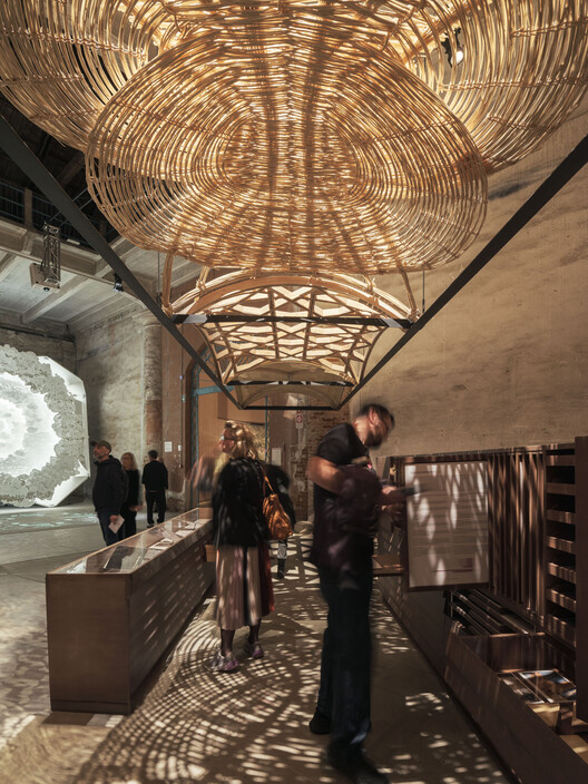 Cielos Alternativos: Instalación en la Bienal de Arquitectura de Venecia 2025 - Fotografía interior, Iluminación