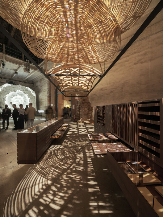 Cielos Alternativos: Instalación en la Bienal de Arquitectura de Venecia 2025 - Fotografía interior, Madera, Iluminación, Fijación Vigas