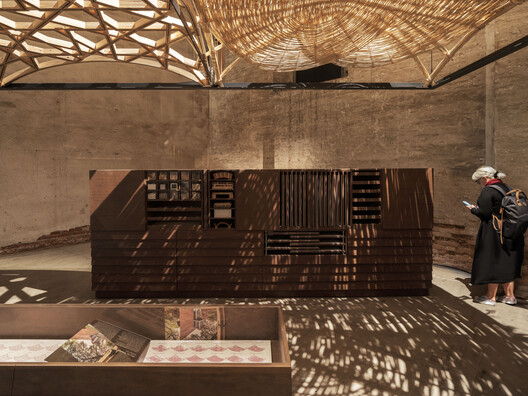 Cielos Alternativos: Instalación en la Bienal de Arquitectura de Venecia 2025 - Fotografía interior, Madera