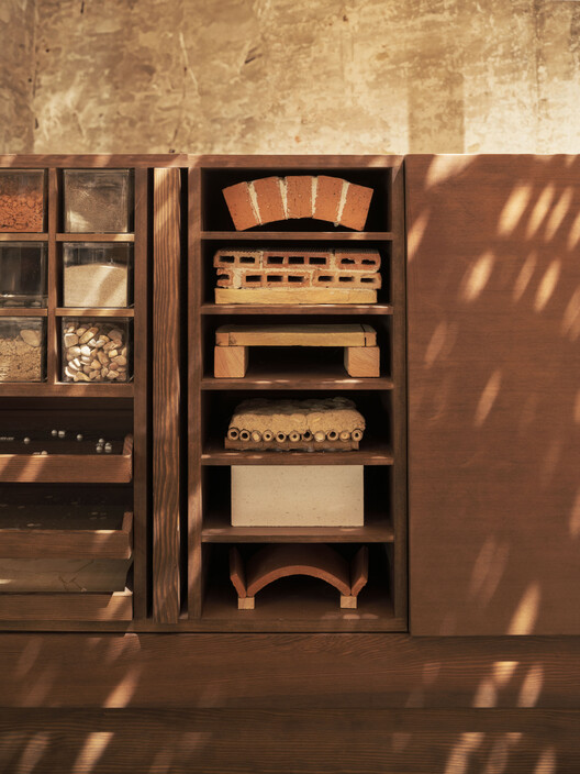 Cielos Alternativos: Instalación en la Bienal de Arquitectura de Venecia 2025 - Fotografía interior, Madera