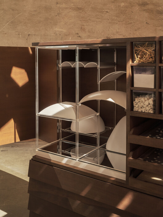 Cielos Alternativos: Instalación en la Bienal de Arquitectura de Venecia 2025 - Fotografía interior, Estanterías