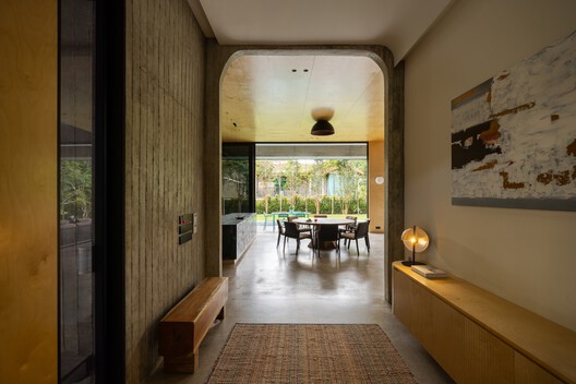 Tropical Shift House / O2 Design Atelier  + Choo Poo Liang Architect - Interior Photography, Dining room, Wood