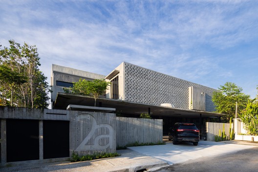 Tropical Shift House / O2 Design Atelier  + Choo Poo Liang Architect - Exterior Photography, Courtyard