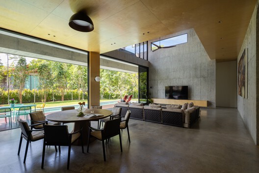 Tropical Shift House / O2 Design Atelier  + Choo Poo Liang Architect - Interior Photography, Dining room, Chair, Courtyard