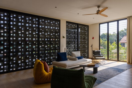 Tropical Shift House / O2 Design Atelier  + Choo Poo Liang Architect - Interior Photography, Living Room, Glass