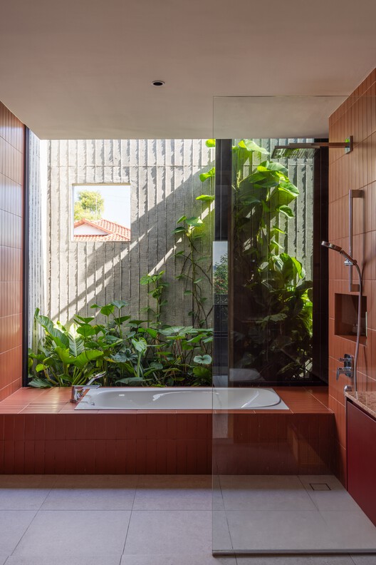 Tropical Shift House / O2 Design Atelier  + Choo Poo Liang Architect - Interior Photography, Bathroom, Wood