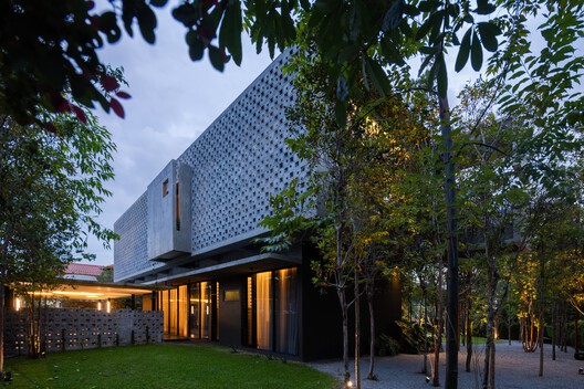 Tropical Shift House / O2 Design Atelier  + Choo Poo Liang Architect - Exterior Photography, Courtyard