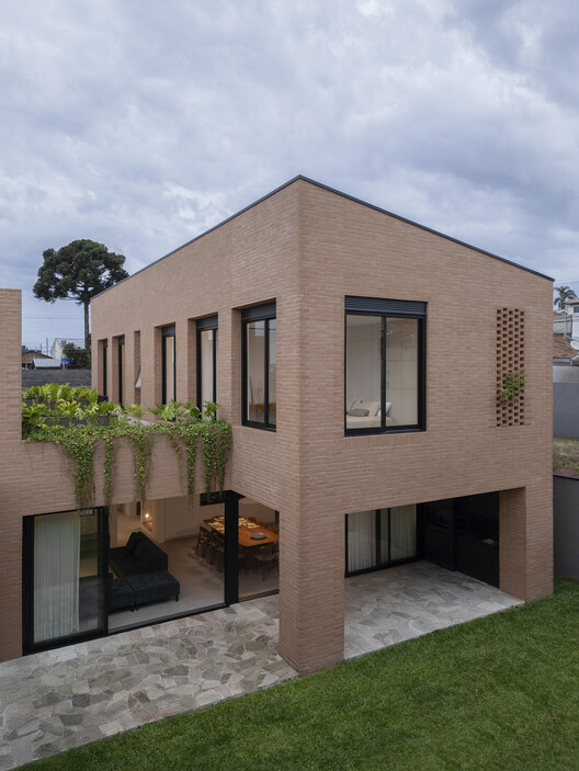 Torrão House / Nommo Arquitetos + Luana Barichello - Exterior Photography, Facade, Door, Concrete, Courtyard
