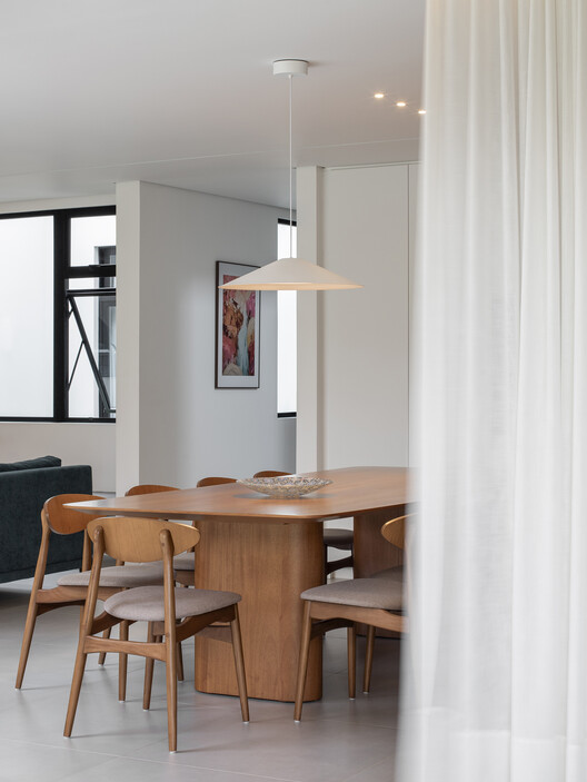 Torrão House / Nommo Arquitetos + Luana Barichello - Interior Photography, Dining room, Wood, Lighting, Table