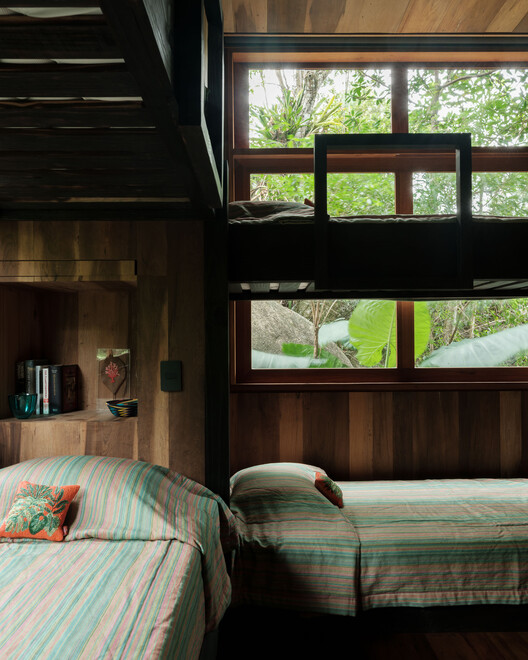 Rochas Floridas Guest House / WaCa Design + Julia Kosciuk - Interior Photography, Bedroom, Wood, Bed