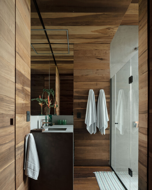 Rochas Floridas Guest House / WaCa Design + Julia Kosciuk - Interior Photography, Closet, Wood, Countertop, Bathroom