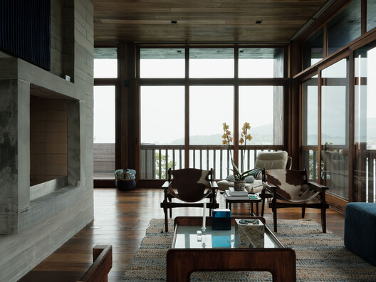 Rochas Floridas Guest House / WaCa Design + Julia Kosciuk - Interior Photography, Wood, Chair, Glass, Table