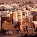 The Earthen Towers of Shibam: A Vertical City in the Yemeni Desert - Imagen 1 de 4
