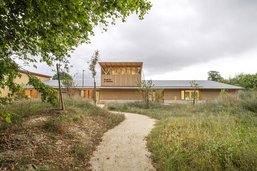 Clairière School / TRACKS