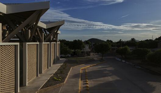Plaza Luna Vallenata / Tarq Studio  - Fotografía exterior, Concreto