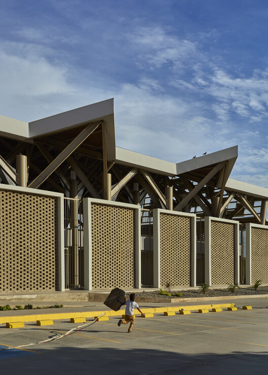 Plaza Luna Vallenata / Tarq Studio  - Fotografía exterior, Pilares