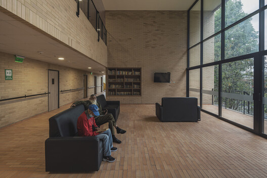 El Camino: Unidad habitacional para personas mayores y exhabitantes de calle / FP Arquitectura - Fotografía interior, Sala de estar, Madera, Vidrio