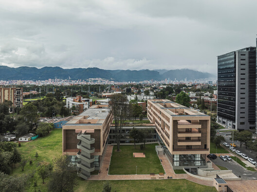 El Camino: Unidad habitacional para personas mayores y exhabitantes de calle / FP Arquitectura - Fotografía exterior