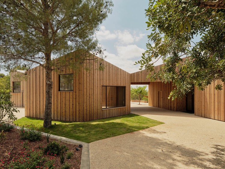 Espacio Híbrido Ferozland / Arquitectura Pinea - Fotografía exterior, Madera