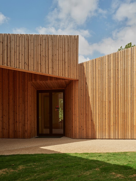Espacio Híbrido Ferozland / Arquitectura Pinea - Fotografía exterior, Madera
