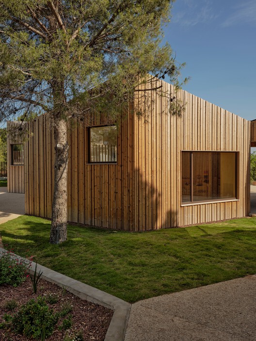Espacio Híbrido Ferozland / Arquitectura Pinea - Fotografía exterior, Madera, Jardín