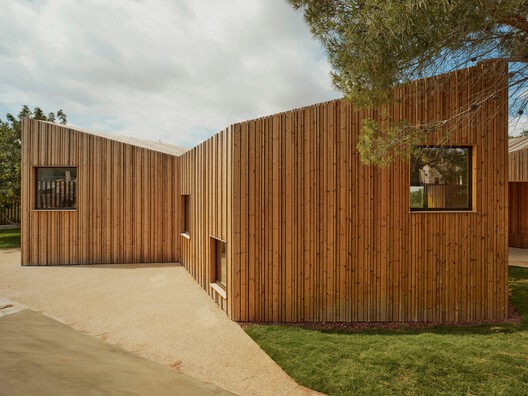 Espacio Híbrido Ferozland / Arquitectura Pinea - Fotografía exterior, Madera