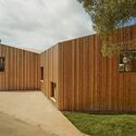 Espacio Híbrido Ferozland / Arquitectura Pinea - Fotografía exterior, Arquitectura De Uso Mixto