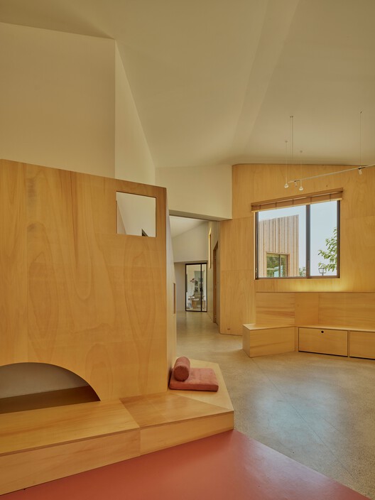 Espacio Híbrido Ferozland / Arquitectura Pinea - Fotografía interior, Madera, Iluminación